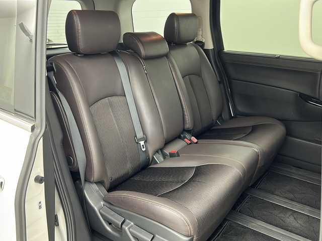 日産 エルグランド 250ハイウェイスターS 宮城県 2021(令3)年 5.4万km ピュアホワイトパール 禁煙車/インテリジェントクルーズコントロール/エマージェンシーブレーキ/車線逸脱警報/車線逸脱防止支援システム/後側方車両検知警報/後側方衝突防止支援システム/ソナー/速度標識表示/道路標識表示/社外10.1インチナビ/（BT.CD.AM.FM.SD.AUX.Applecarplay）/フルセグテレビ/バックカメラ/ビルトインETC/前後ドライブレコーダー/両側パワースライドドア/革巻きステアリング/ステアリングスイッチ/プッシュスタート/スマートキー/ハーフレザーシート/3列シート/オットマン/ロールサンシェード/純正フロアマット/LEDヘッドライト/フォグランプ/純正18インチアルミホイール/ドアバイザー/横滑り防止機能