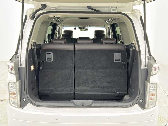 日産 エルグランド 250ハイウェイスターS 宮城県 2021(令3)年 5.4万km ピュアホワイトパール 禁煙車/インテリジェントクルーズコントロール/エマージェンシーブレーキ/車線逸脱警報/車線逸脱防止支援システム/後側方車両検知警報/後側方衝突防止支援システム/ソナー/速度標識表示/道路標識表示/社外10.1インチナビ/（BT.CD.AM.FM.SD.AUX.Applecarplay）/フルセグテレビ/バックカメラ/ビルトインETC/前後ドライブレコーダー/両側パワースライドドア/革巻きステアリング/ステアリングスイッチ/プッシュスタート/スマートキー/ハーフレザーシート/3列シート/オットマン/ロールサンシェード/純正フロアマット/LEDヘッドライト/フォグランプ/純正18インチアルミホイール/ドアバイザー/横滑り防止機能