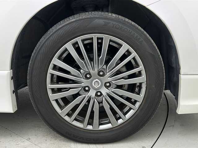 日産 エルグランド 250ハイウェイスターS 宮城県 2021(令3)年 5.4万km ピュアホワイトパール 禁煙車/インテリジェントクルーズコントロール/エマージェンシーブレーキ/車線逸脱警報/車線逸脱防止支援システム/後側方車両検知警報/後側方衝突防止支援システム/ソナー/速度標識表示/道路標識表示/社外10.1インチナビ/（BT.CD.AM.FM.SD.AUX.Applecarplay）/フルセグテレビ/バックカメラ/ビルトインETC/前後ドライブレコーダー/両側パワースライドドア/革巻きステアリング/ステアリングスイッチ/プッシュスタート/スマートキー/ハーフレザーシート/3列シート/オットマン/ロールサンシェード/純正フロアマット/LEDヘッドライト/フォグランプ/純正18インチアルミホイール/ドアバイザー/横滑り防止機能