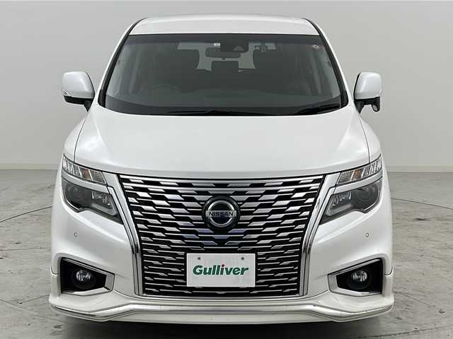 日産 エルグランド 250ハイウェイスターS 宮城県 2021(令3)年 5.4万km ピュアホワイトパール 禁煙車/インテリジェントクルーズコントロール/エマージェンシーブレーキ/車線逸脱警報/車線逸脱防止支援システム/後側方車両検知警報/後側方衝突防止支援システム/ソナー/速度標識表示/道路標識表示/社外10.1インチナビ/（BT.CD.AM.FM.SD.AUX.Applecarplay）/フルセグテレビ/バックカメラ/ビルトインETC/前後ドライブレコーダー/両側パワースライドドア/革巻きステアリング/ステアリングスイッチ/プッシュスタート/スマートキー/ハーフレザーシート/3列シート/オットマン/ロールサンシェード/純正フロアマット/LEDヘッドライト/フォグランプ/純正18インチアルミホイール/ドアバイザー/横滑り防止機能