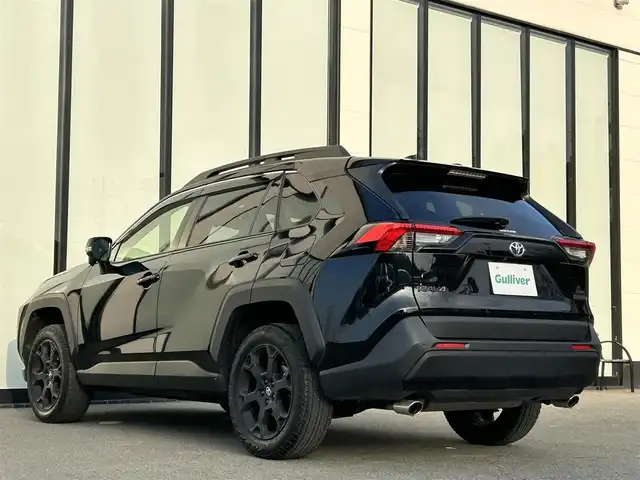 トヨタ ＲＡＶ４ アドベンチャー オフロードPKGⅡ 大阪府 2022(令4)年 1.8万km アティチュードブラックマイカ ワンオーナー/純正10.5インチディスプレイオーディオナビ /   フルセグTV/Bluetooth/USB /バックモニター/衝突軽減ブレーキ/コーナーセンサー/ブラインドスポットモニター/エアシートヒーター /クルーズコントロール /レーンキープアシスト/前席パワーシート（運転席のみメモリー付き） /ステアリングヒーター/オートマチックハイビーム/ダウンヒルアシストコントロール/純正18インチアルミホイール /ルーフレール /純正フロアマット　/スマートキー /ETC2.0/LED/取扱説明書