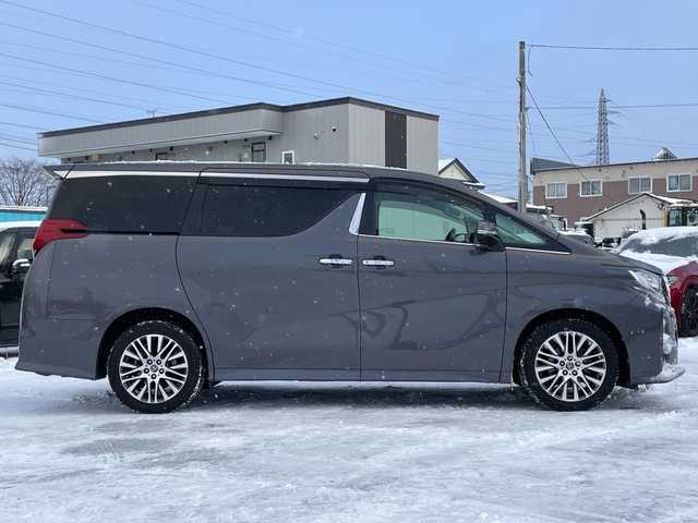 トヨタ アルファード S Cパッケージ 道央・札幌 2015(平27)年 6.9万km グレーメタリック ４WD/JBLプレミアムサウンド/純正メモリーナビ/AM/FM/BT/SD/CD/フルセグ/純正フリップダウンモニター/トヨタセーフティセンス/衝突被害軽減ブレーキ/横滑り防止装置/レーダークルーズコントロール/レーンキープアシスト/パーキングアシスト/クリアランスソナー/バックカメラ/ビルトインETC/ドライブレコーダー/アイドリングストップ/ECOMODE/両側パワースライドドア/パワーバックドア/前席/2列目パワーシート/D席メモリーシート/N席/2列目オットマン/ハーフレザーシート/革巻きウッドコンビステアリング/ステアリングリモコン/ハンドルヒーター/AC100V/電動パーキング/ブレーキホールド/自動防眩ミラー/MTモード付AT/プッシュスタート/スマートキー/LEDヘッドライト/オートライト/フォグランプ/電動格納ミラー/ウィンカーミラー/純正フロアマット/ドアバイザー/スペアキー