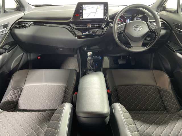 トヨタ Ｃ－ＨＲ G モード ネロセーフティプラスⅢ 神奈川県 2023(令5)年 1.1万km プラチナホワイトパールマイカ 純正8型ディスプレイオーデュオ/Tコネクトナビ/Bluetooth　USB　Miracast/パノラミックビューモニター/セーフティセンス/プリクラッシュセーフティ/レーダークルーズコントロール/レーントレーシングアシスト/オートマチックハイビーム/ロードサインアシスト/ブラインドスポットモニター/パーキングサポートブレーキ/先行車発進告知機能/ドライブスタートコントロール/社外前後ドライブレコーダー/純正ビルトインETC/ハーフレザーシート/運転席パワーシート/前席シートヒーター/革巻きステアリング/ステアリングスイッチ/プッシュスタート/スマートキー/純正18インチアルミホイール/LEDヘッドランプ/LEDフロントフォグランプ/オートライト/純正リアスポイラー/電格ウインカーミラー