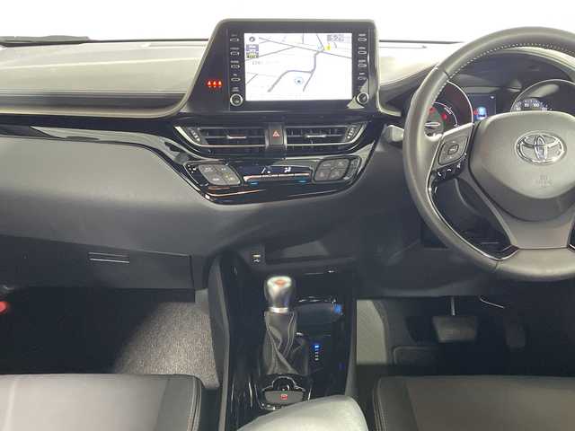 トヨタ Ｃ－ＨＲ G モード ネロセーフティプラスⅢ 神奈川県 2023(令5)年 1.1万km プラチナホワイトパールマイカ 純正8型ディスプレイオーデュオ/Tコネクトナビ/Bluetooth　USB　Miracast/パノラミックビューモニター/セーフティセンス/プリクラッシュセーフティ/レーダークルーズコントロール/レーントレーシングアシスト/オートマチックハイビーム/ロードサインアシスト/ブラインドスポットモニター/パーキングサポートブレーキ/先行車発進告知機能/ドライブスタートコントロール/社外前後ドライブレコーダー/純正ビルトインETC/ハーフレザーシート/運転席パワーシート/前席シートヒーター/革巻きステアリング/ステアリングスイッチ/プッシュスタート/スマートキー/純正18インチアルミホイール/LEDヘッドランプ/LEDフロントフォグランプ/オートライト/純正リアスポイラー/電格ウインカーミラー