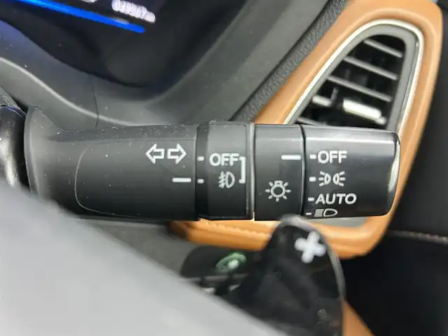 ホンダ ヴェゼル ハイブリッド Z 熊本県 2016(平28)年 5万km ホワイトオーキッドパール 禁煙車　/純正ナビVXM-164VFi（ＣＤ・ＤＶＤ・フルセグ・ＢＴ・ＳＤ・ＵＳＢ）/バックカメラ　/ビルトインＥＴＣ　/前席シートヒーター　/クルーズコントロール　/衝突軽減ブレーキ　/アイドリングストップ　/横滑り防止/パドルシフト/ブレーキホールド/電動パーキング/純正フロアマット/純正17インチAW/オートライト/LEDヘッドライト/フォグライト/スマートキー/プッシュスタート