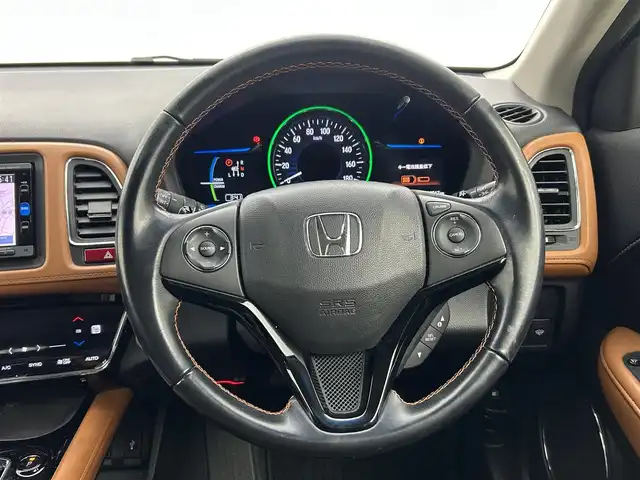 ホンダ ヴェゼル ハイブリッド Z 熊本県 2016(平28)年 5万km ホワイトオーキッドパール 禁煙車　/純正ナビVXM-164VFi（ＣＤ・ＤＶＤ・フルセグ・ＢＴ・ＳＤ・ＵＳＢ）/バックカメラ　/ビルトインＥＴＣ　/前席シートヒーター　/クルーズコントロール　/衝突軽減ブレーキ　/アイドリングストップ　/横滑り防止/パドルシフト/ブレーキホールド/電動パーキング/純正フロアマット/純正17インチAW/オートライト/LEDヘッドライト/フォグライト/スマートキー/プッシュスタート