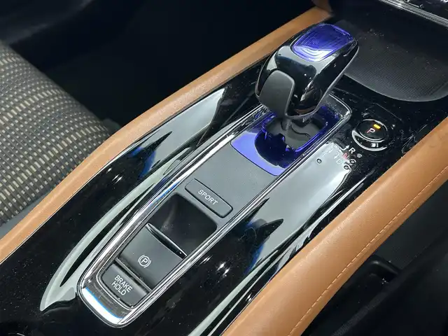 ホンダ ヴェゼル ハイブリッド Z 熊本県 2016(平28)年 5万km ホワイトオーキッドパール 禁煙車　/純正ナビVXM-164VFi（ＣＤ・ＤＶＤ・フルセグ・ＢＴ・ＳＤ・ＵＳＢ）/バックカメラ　/ビルトインＥＴＣ　/前席シートヒーター　/クルーズコントロール　/衝突軽減ブレーキ　/アイドリングストップ　/横滑り防止/パドルシフト/ブレーキホールド/電動パーキング/純正フロアマット/純正17インチAW/オートライト/LEDヘッドライト/フォグライト/スマートキー/プッシュスタート