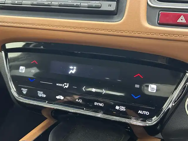 ホンダ ヴェゼル ハイブリッド Z 熊本県 2016(平28)年 5万km ホワイトオーキッドパール 禁煙車　/純正ナビVXM-164VFi（ＣＤ・ＤＶＤ・フルセグ・ＢＴ・ＳＤ・ＵＳＢ）/バックカメラ　/ビルトインＥＴＣ　/前席シートヒーター　/クルーズコントロール　/衝突軽減ブレーキ　/アイドリングストップ　/横滑り防止/パドルシフト/ブレーキホールド/電動パーキング/純正フロアマット/純正17インチAW/オートライト/LEDヘッドライト/フォグライト/スマートキー/プッシュスタート