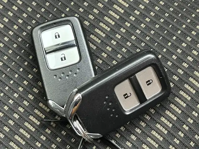 ホンダ ヴェゼル ハイブリッド Z 熊本県 2016(平28)年 5万km ホワイトオーキッドパール 禁煙車　/純正ナビVXM-164VFi（ＣＤ・ＤＶＤ・フルセグ・ＢＴ・ＳＤ・ＵＳＢ）/バックカメラ　/ビルトインＥＴＣ　/前席シートヒーター　/クルーズコントロール　/衝突軽減ブレーキ　/アイドリングストップ　/横滑り防止/パドルシフト/ブレーキホールド/電動パーキング/純正フロアマット/純正17インチAW/オートライト/LEDヘッドライト/フォグライト/スマートキー/プッシュスタート