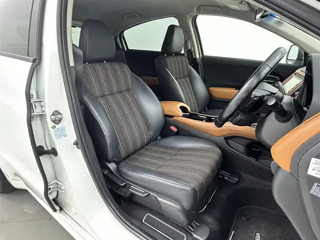 ホンダ ヴェゼル ハイブリッド Z 熊本県 2016(平28)年 5万km ホワイトオーキッドパール 禁煙車　/純正ナビVXM-164VFi（ＣＤ・ＤＶＤ・フルセグ・ＢＴ・ＳＤ・ＵＳＢ）/バックカメラ　/ビルトインＥＴＣ　/前席シートヒーター　/クルーズコントロール　/衝突軽減ブレーキ　/アイドリングストップ　/横滑り防止/パドルシフト/ブレーキホールド/電動パーキング/純正フロアマット/純正17インチAW/オートライト/LEDヘッドライト/フォグライト/スマートキー/プッシュスタート