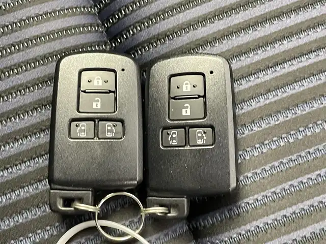 トヨタ ヴォクシー ハイブリッド ZS 煌Ⅱ 千葉県 2017(平29)年 6.4万km ブラッキッシュアゲハガラスフレーク 禁煙車/純正9インチナビ/・NSZT-Y66T/・CD/DVD/BT/フルセグ/純正12.1インチフリップダウンモニター/プリクラッシュセーフティ/車線逸脱警報/先行車発進告知/両側パワースライドドア/バックカメラ/LEDヘッドライト/オートライト/オートハイビーム/ロールサンシェイド/スマートキー/スペアキー/純正ビルトインETC