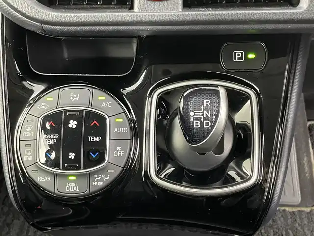 トヨタ ヴォクシー ハイブリッド ZS 煌Ⅱ 千葉県 2017(平29)年 6.4万km ブラッキッシュアゲハガラスフレーク 禁煙車/純正9インチナビ/・NSZT-Y66T/・CD/DVD/BT/フルセグ/純正12.1インチフリップダウンモニター/プリクラッシュセーフティ/車線逸脱警報/先行車発進告知/両側パワースライドドア/バックカメラ/LEDヘッドライト/オートライト/オートハイビーム/ロールサンシェイド/スマートキー/スペアキー/純正ビルトインETC