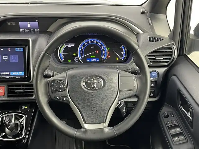 トヨタ ヴォクシー ハイブリッド ZS 煌Ⅱ 千葉県 2017(平29)年 6.4万km ブラッキッシュアゲハガラスフレーク 禁煙車/純正9インチナビ/・NSZT-Y66T/・CD/DVD/BT/フルセグ/純正12.1インチフリップダウンモニター/プリクラッシュセーフティ/車線逸脱警報/先行車発進告知/両側パワースライドドア/バックカメラ/LEDヘッドライト/オートライト/オートハイビーム/ロールサンシェイド/スマートキー/スペアキー/純正ビルトインETC