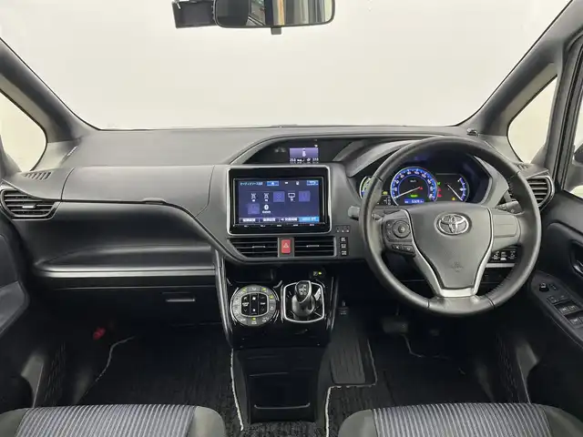 トヨタ ヴォクシー ハイブリッド ZS 煌Ⅱ 千葉県 2017(平29)年 6.4万km ブラッキッシュアゲハガラスフレーク 禁煙車/純正9インチナビ/・NSZT-Y66T/・CD/DVD/BT/フルセグ/純正12.1インチフリップダウンモニター/プリクラッシュセーフティ/車線逸脱警報/先行車発進告知/両側パワースライドドア/バックカメラ/LEDヘッドライト/オートライト/オートハイビーム/ロールサンシェイド/スマートキー/スペアキー/純正ビルトインETC