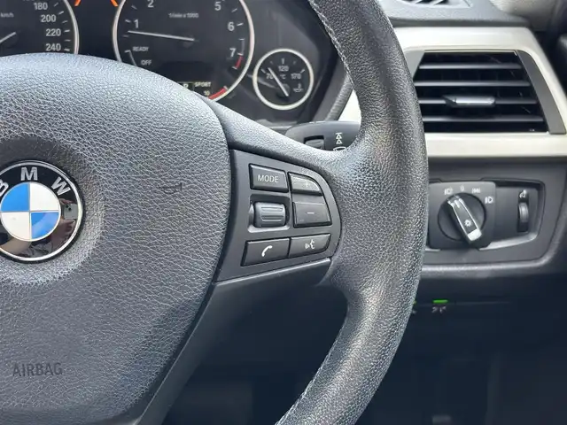 ＢＭＷ ３２０ｉ 山梨県 2016(平28)年 7.4万km サファイアブラックP