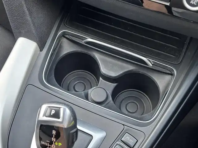 ＢＭＷ ３２０ｉ 山梨県 2016(平28)年 7.4万km サファイアブラックP