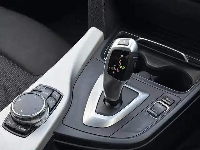ＢＭＷ ３２０ｉ 山梨県 2016(平28)年 7.4万km サファイアブラックP