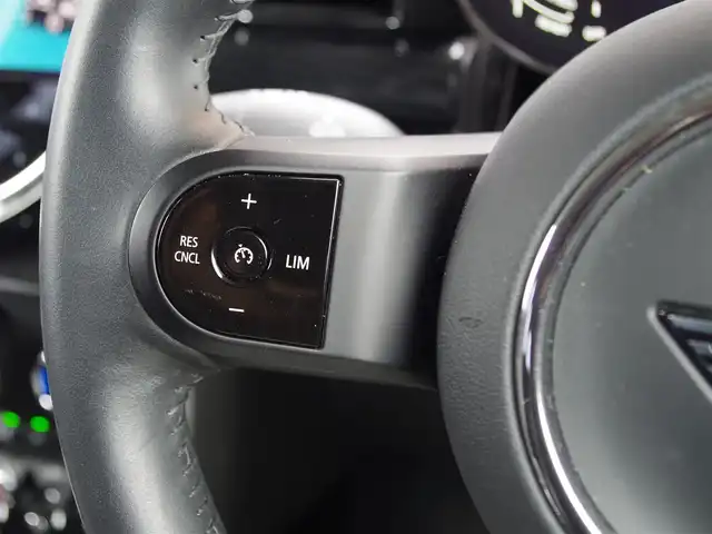 ＭＩＮＩ ＢＭＷ ミニ クラブマン クーパーD 埼玉県 2022(令4)年 3.6万km ペッパー・ホワイト ブラックハーフレザーシート /オートクルーズコントロール /インテリジェントセーフティ /ペッパーパッケージ /CarPlay /パークディスタンスコントロール /コンフォートアクセス /バックカメラ/iDriveナビ /ドラレコ /ETC/前席シートヒーター/Eurodesignホイール/スタットレス/テレビ付きですが、電波の問題で表示できるかわからない為/　一応チェックをはずしています。