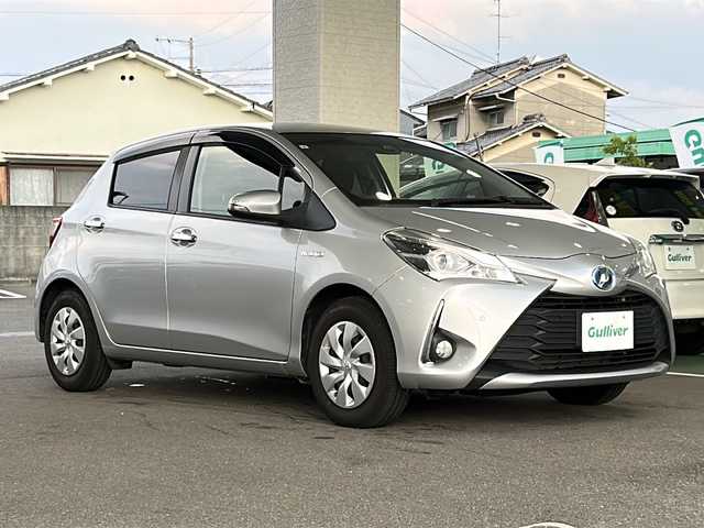 トヨタ ヴィッツ ハイブリッド F セーフティーエディションⅢ 愛媛県 2019(令1)年 13.2万km シルバーM ワンオーナー/純正ナビ（NSCN-W68)/・Bluetooth/・ワンセグTV/バックカメラ/ETC/LEDヘッドライト/ドアバイザー/スマートキー/Toyota Safety Sense/・コーナーセンサー前後/・先行車発進/・パーキングサポートブレーキ/・クリアランスソナー/・車線逸脱警告システム