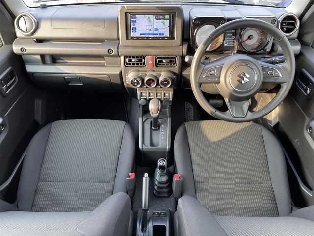 スズキ ジムニー XC 滋賀県 2023(令5)年 0.2万km ジャングルグリーン 禁煙車/社外ナビ/Bluetooth/バックカメラ/ドライブレコーダー/ＬＥＤライト/シートヒーター/スズキセーフティサポート/・デュアルセンサーブレーキサポート/・誤発進抑制機能/・車線逸脱警報機能/・ふらつき警報機能/・先行車発進お知らせ機能/・標識認識機能/・ハイビームアシスト/クルーズコントロール/電動格納ミラー/スマートキー/電動格納ミラー/革巻ステアリング/ステアリングスイッチ