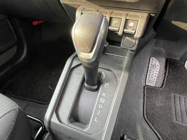 スズキ ジムニー XC 滋賀県 2023(令5)年 0.2万km ジャングルグリーン 禁煙車/社外ナビ/Bluetooth/バックカメラ/ドライブレコーダー/ＬＥＤライト/シートヒーター/スズキセーフティサポート/・デュアルセンサーブレーキサポート/・誤発進抑制機能/・車線逸脱警報機能/・ふらつき警報機能/・先行車発進お知らせ機能/・標識認識機能/・ハイビームアシスト/クルーズコントロール/電動格納ミラー/スマートキー/電動格納ミラー/革巻ステアリング/ステアリングスイッチ