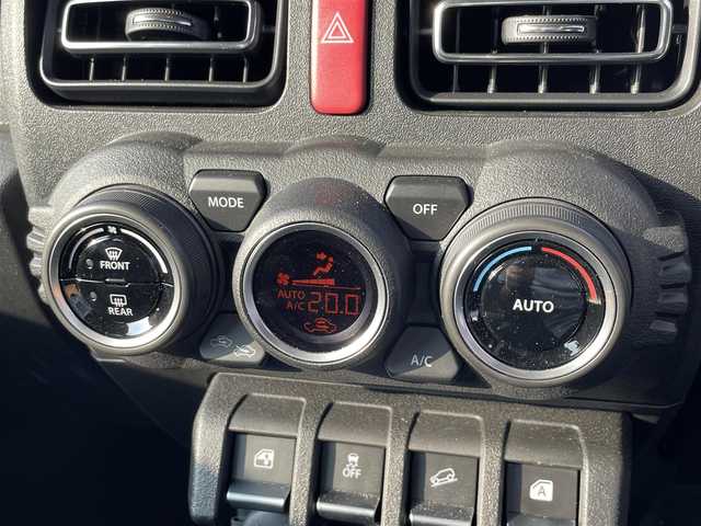 スズキ ジムニー XC 滋賀県 2023(令5)年 0.2万km ジャングルグリーン 禁煙車/社外ナビ/Bluetooth/バックカメラ/ドライブレコーダー/ＬＥＤライト/シートヒーター/スズキセーフティサポート/・デュアルセンサーブレーキサポート/・誤発進抑制機能/・車線逸脱警報機能/・ふらつき警報機能/・先行車発進お知らせ機能/・標識認識機能/・ハイビームアシスト/クルーズコントロール/電動格納ミラー/スマートキー/電動格納ミラー/革巻ステアリング/ステアリングスイッチ