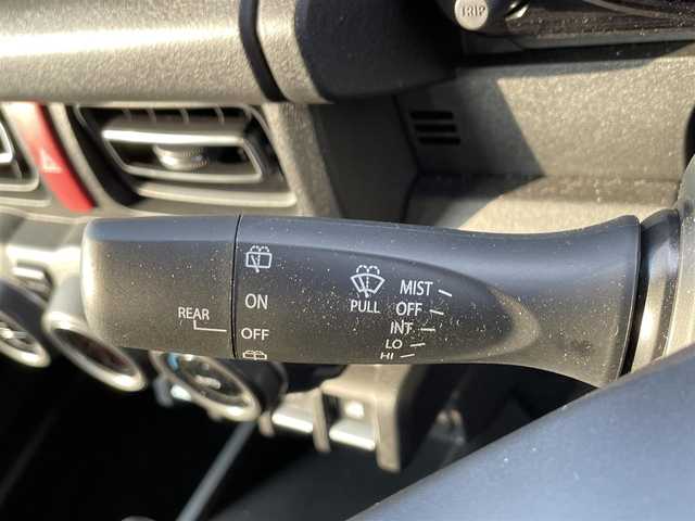 スズキ ジムニー XC 滋賀県 2023(令5)年 0.2万km ジャングルグリーン 禁煙車/社外ナビ/Bluetooth/バックカメラ/ドライブレコーダー/ＬＥＤライト/シートヒーター/スズキセーフティサポート/・デュアルセンサーブレーキサポート/・誤発進抑制機能/・車線逸脱警報機能/・ふらつき警報機能/・先行車発進お知らせ機能/・標識認識機能/・ハイビームアシスト/クルーズコントロール/電動格納ミラー/スマートキー/電動格納ミラー/革巻ステアリング/ステアリングスイッチ
