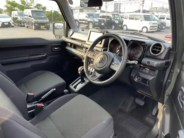 スズキ ジムニー XC 滋賀県 2023(令5)年 0.2万km ジャングルグリーン 禁煙車/社外ナビ/Bluetooth/バックカメラ/ドライブレコーダー/ＬＥＤライト/シートヒーター/スズキセーフティサポート/・デュアルセンサーブレーキサポート/・誤発進抑制機能/・車線逸脱警報機能/・ふらつき警報機能/・先行車発進お知らせ機能/・標識認識機能/・ハイビームアシスト/クルーズコントロール/電動格納ミラー/スマートキー/電動格納ミラー/革巻ステアリング/ステアリングスイッチ