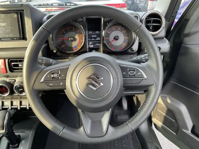 スズキ ジムニー XC 滋賀県 2023(令5)年 0.2万km ジャングルグリーン 禁煙車/社外ナビ/Bluetooth/バックカメラ/ドライブレコーダー/ＬＥＤライト/シートヒーター/スズキセーフティサポート/・デュアルセンサーブレーキサポート/・誤発進抑制機能/・車線逸脱警報機能/・ふらつき警報機能/・先行車発進お知らせ機能/・標識認識機能/・ハイビームアシスト/クルーズコントロール/電動格納ミラー/スマートキー/電動格納ミラー/革巻ステアリング/ステアリングスイッチ