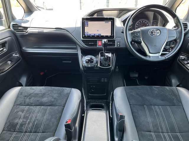 トヨタ エスクァイア Gi プレミアムパッケージ ブラックテーラード 奈良県 2020(令2)年 7.7万km ブラック 専用黒革＋スウェードシート /コンビステアリング /純正ナビ [NSZT-Y68T]/(BT/DVD/CD)/ビルトインETC /バックカメラ /フルセグTV /ステアリングヒーター /三眼ヘッドライト /シートヒーター /社外15型AW /衝突被害軽減システム