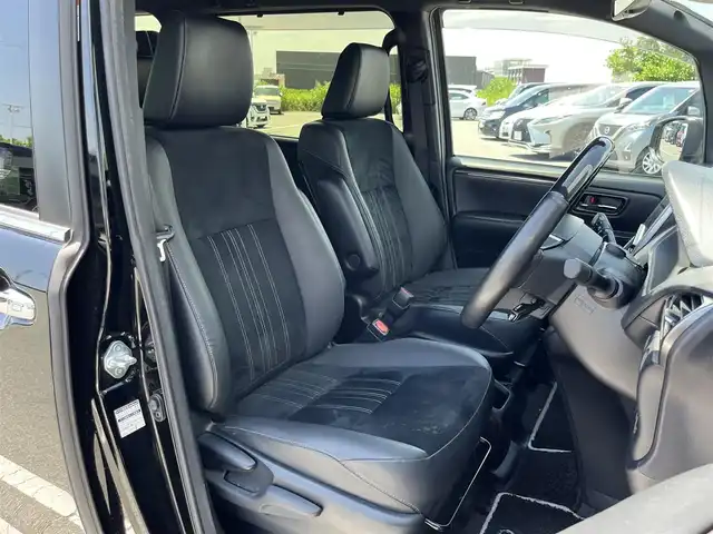 トヨタ エスクァイア Gi プレミアムパッケージ ブラックテーラード 奈良県 2020(令2)年 7.7万km ブラック 専用黒革＋スウェードシート /コンビステアリング /純正ナビ [NSZT-Y68T]/(BT/DVD/CD)/ビルトインETC /バックカメラ /フルセグTV /ステアリングヒーター /三眼ヘッドライト /シートヒーター /社外15型AW /衝突被害軽減システム