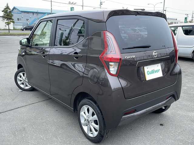 日産 デイズ X 道東・釧路十勝 2023(令5)年 1.1万km アッシュブラウンM 4WD/ナビ　/　(AM/FM/CD/DVD/BT)/ETC/バックカメラ/シートヒーター/純正14インチAW/社外フロアマット/ドアバイザー/アイドリングストップ/コーナーセンサー/オートライト/オートマチックハイビーム/ライトレベライザー/フォグランプ/盗難防止装置/ABS/横滑り防止装置/USB入力端子