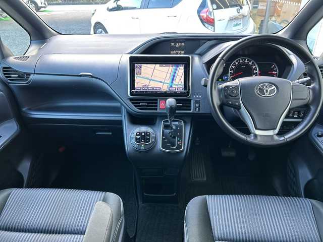 トヨタ ヴォクシー ZS 煌 大阪府 2015(平27)年 7.9万km ホワイトパールクリスタルシャイン 純正9型SDナビゲーション（NSZT-Y64T）/フルセグ/CD/DVD/AM・FM/SD/Bluetooth/バックカメラ/両側電動パワースライドドア/社外前ドライブレコーダー(DC-DR410)/純正ビルトインETC/オートライト/ECO MODE/アイドリングストップ/ステアリングスイッチ/スマートキー2本/プッシュスタート/LEDヘッドライト/純正16インチアルミホイール/純正フロアマット/横滑り防止装置/ドアバイザー