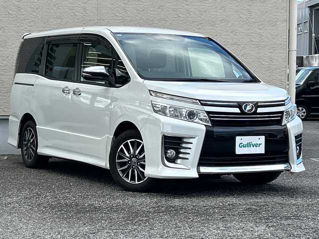 トヨタ ヴォクシー ZS 煌 大阪府 2015(平27)年 7.9万km ホワイトパールクリスタルシャイン 純正9型SDナビゲーション（NSZT-Y64T）/フルセグ/CD/DVD/AM・FM/SD/Bluetooth/バックカメラ/両側電動パワースライドドア/社外前ドライブレコーダー(DC-DR410)/純正ビルトインETC/オートライト/ECO MODE/アイドリングストップ/ステアリングスイッチ/スマートキー2本/プッシュスタート/LEDヘッドライト/純正16インチアルミホイール/純正フロアマット/横滑り防止装置/ドアバイザー