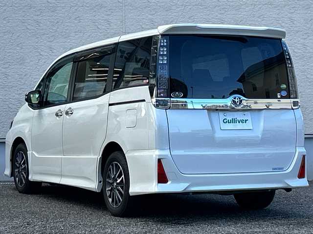 トヨタ ヴォクシー ZS 煌 大阪府 2015(平27)年 7.9万km ホワイトパールクリスタルシャイン 純正9型SDナビゲーション（NSZT-Y64T）/フルセグ/CD/DVD/AM・FM/SD/Bluetooth/バックカメラ/両側電動パワースライドドア/社外前ドライブレコーダー(DC-DR410)/純正ビルトインETC/オートライト/ECO MODE/アイドリングストップ/ステアリングスイッチ/スマートキー2本/プッシュスタート/LEDヘッドライト/純正16インチアルミホイール/純正フロアマット/横滑り防止装置/ドアバイザー