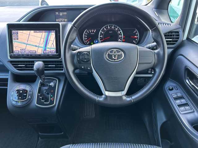 トヨタ ヴォクシー ZS 煌 大阪府 2015(平27)年 7.9万km ホワイトパールクリスタルシャイン 純正9型SDナビゲーション（NSZT-Y64T）/フルセグ/CD/DVD/AM・FM/SD/Bluetooth/バックカメラ/両側電動パワースライドドア/社外前ドライブレコーダー(DC-DR410)/純正ビルトインETC/オートライト/ECO MODE/アイドリングストップ/ステアリングスイッチ/スマートキー2本/プッシュスタート/LEDヘッドライト/純正16インチアルミホイール/純正フロアマット/横滑り防止装置/ドアバイザー