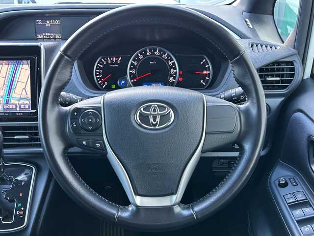 トヨタ ヴォクシー ZS 煌 大阪府 2015(平27)年 7.9万km ホワイトパールクリスタルシャイン 純正9型SDナビゲーション（NSZT-Y64T）/フルセグ/CD/DVD/AM・FM/SD/Bluetooth/バックカメラ/両側電動パワースライドドア/社外前ドライブレコーダー(DC-DR410)/純正ビルトインETC/オートライト/ECO MODE/アイドリングストップ/ステアリングスイッチ/スマートキー2本/プッシュスタート/LEDヘッドライト/純正16インチアルミホイール/純正フロアマット/横滑り防止装置/ドアバイザー