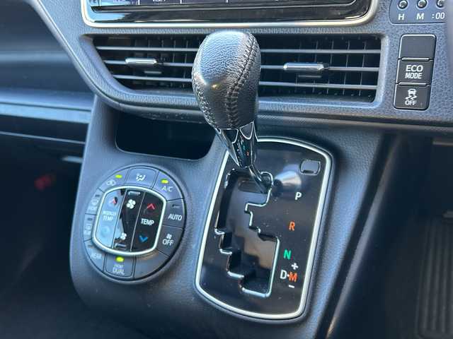 トヨタ ヴォクシー ZS 煌 大阪府 2015(平27)年 7.9万km ホワイトパールクリスタルシャイン 純正9型SDナビゲーション（NSZT-Y64T）/フルセグ/CD/DVD/AM・FM/SD/Bluetooth/バックカメラ/両側電動パワースライドドア/社外前ドライブレコーダー(DC-DR410)/純正ビルトインETC/オートライト/ECO MODE/アイドリングストップ/ステアリングスイッチ/スマートキー2本/プッシュスタート/LEDヘッドライト/純正16インチアルミホイール/純正フロアマット/横滑り防止装置/ドアバイザー