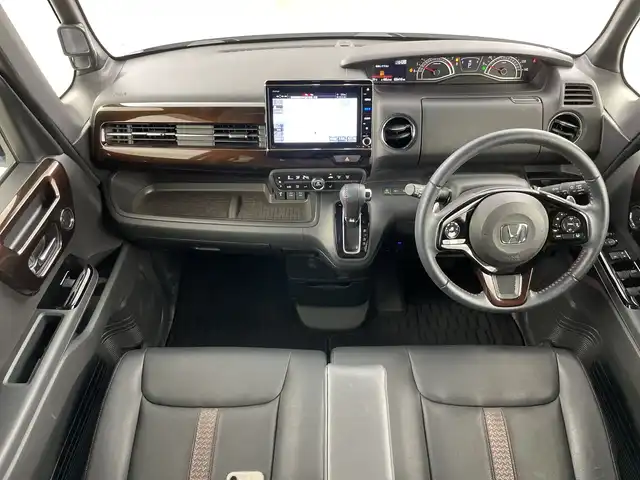 ホンダ Ｎ ＢＯＸ カスタム L ターボ 愛知県 2021(令3)年 2.7万km プラチナホワイトパール 禁煙車/ターボ/ワンオーナー/後期型/ツートンカラー/純正8インチナビ/（CD/DVD/Bluetooth/フルセグTV）/バックカメラ/ホンダセンシング/・衝突被害軽減ブレーキ/・レーダークルーズコントロール/・レーンキープアシスト/・パーキングセンサー/ETC/ドライブレコーダー/シートヒーター/ベンチシート/両側パワースライドドア/LEDヘッドライト/オートライト/フロントフォグランプ/純正15インチアルミホイール/純正フロアマット/スマートキー/プッシュスタート