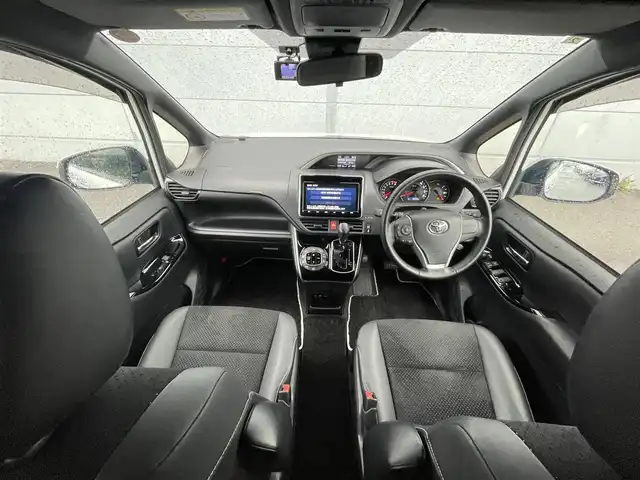 トヨタ ヴォクシー ZS 煌Ⅲ 千葉県 2021(令3)年 1.7万km ホワイトパールクリスタルシャイン 純正９インチナビ　/バックカメラ　/後席モニター　/ＨＤＭＩ　/ビルトインＥＴＣ　/スマートキー　/両側パワースライドドア　/トヨタセーフティセンス　/ＬＥＤヘッドライト　/オートハイビーム　/オートライト　/純正アルミホイール/パワーウィンドウ/パワーステアリング/ABS