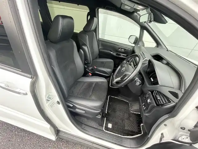 トヨタ ヴォクシー ZS 煌Ⅲ 千葉県 2021(令3)年 1.7万km ホワイトパールクリスタルシャイン 純正９インチナビ　/バックカメラ　/後席モニター　/ＨＤＭＩ　/ビルトインＥＴＣ　/スマートキー　/両側パワースライドドア　/トヨタセーフティセンス　/ＬＥＤヘッドライト　/オートハイビーム　/オートライト　/純正アルミホイール/パワーウィンドウ/パワーステアリング/ABS