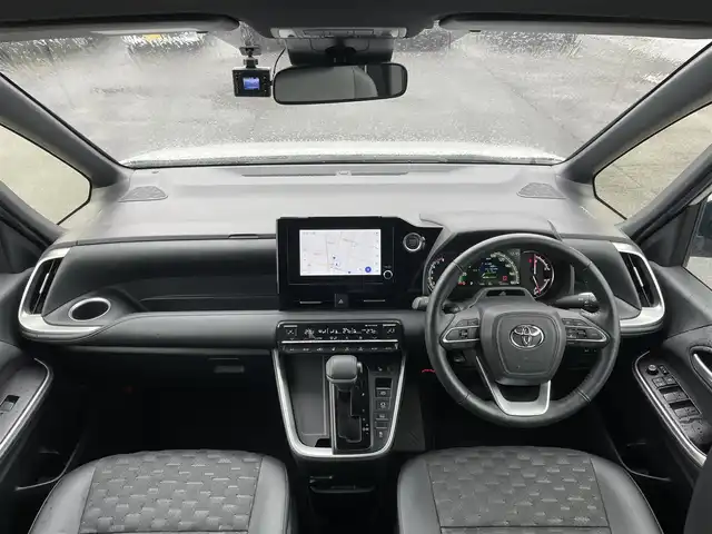 トヨタ ヴォクシー S－Z 道央・札幌 2023(令5)年 6.3万km ホワイトパールクリスタルシャイン ４WD/寒冷地仕様/純正ディスプレイオーディオ（ナビ付）/AM/FM/BT/トヨタセーフティセンス/プリクラッシュセーフティ/横滑り防止装置/レーダークルーズコントロール/レーンキープアシスト/クリアランスソナー/ブラインドスポットモニター/パーキングアシスト/PDA/RCTA/RCD/PKSB/SEA/RSA/AdvancedDrive/LCA/FCTA/パノラミックビューモニター/ビルトインETC/ドライブレコーダー/ECOMODE/ワイパーデアイサー/両側パワースライドドア/パワーバックドア/前席/２列目シートヒーター/ハーフレザーシート/革巻きステアリング/ステアリングリモコン/ハンドルヒーター/電動パーキング/ブレーキホールド/MTモード付AT/プッシュスタート/スマートキー/LEDヘッドライト/オートライト/オートハイビーム/電動格納ミラー/ウィンカーミラー/フロアマット/レンタカー登録
