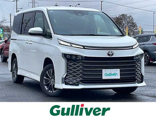 トヨタ ヴォクシー S－Z 道央・札幌 2023(令5)年 6.3万km ホワイトパールクリスタルシャイン ４WD/寒冷地仕様/純正ディスプレイオーディオ（ナビ付）/AM/FM/BT/トヨタセーフティセンス/プリクラッシュセーフティ/横滑り防止装置/レーダークルーズコントロール/レーンキープアシスト/クリアランスソナー/ブラインドスポットモニター/パーキングアシスト/PDA/RCTA/RCD/PKSB/SEA/RSA/AdvancedDrive/LCA/FCTA/パノラミックビューモニター/ビルトインETC/ドライブレコーダー/ECOMODE/ワイパーデアイサー/両側パワースライドドア/パワーバックドア/前席/２列目シートヒーター/ハーフレザーシート/革巻きステアリング/ステアリングリモコン/ハンドルヒーター/電動パーキング/ブレーキホールド/MTモード付AT/プッシュスタート/スマートキー/LEDヘッドライト/オートライト/オートハイビーム/電動格納ミラー/ウィンカーミラー/フロアマット/レンタカー登録