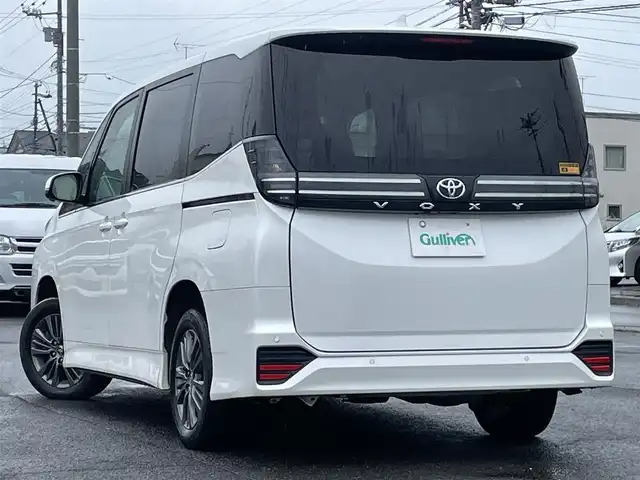 トヨタ ヴォクシー S－Z 道央・札幌 2023(令5)年 6.3万km ホワイトパールクリスタルシャイン ４WD/寒冷地仕様/純正ディスプレイオーディオ（ナビ付）/AM/FM/BT/トヨタセーフティセンス/プリクラッシュセーフティ/横滑り防止装置/レーダークルーズコントロール/レーンキープアシスト/クリアランスソナー/ブラインドスポットモニター/パーキングアシスト/PDA/RCTA/RCD/PKSB/SEA/RSA/AdvancedDrive/LCA/FCTA/パノラミックビューモニター/ビルトインETC/ドライブレコーダー/ECOMODE/ワイパーデアイサー/両側パワースライドドア/パワーバックドア/前席/２列目シートヒーター/ハーフレザーシート/革巻きステアリング/ステアリングリモコン/ハンドルヒーター/電動パーキング/ブレーキホールド/MTモード付AT/プッシュスタート/スマートキー/LEDヘッドライト/オートライト/オートハイビーム/電動格納ミラー/ウィンカーミラー/フロアマット/レンタカー登録