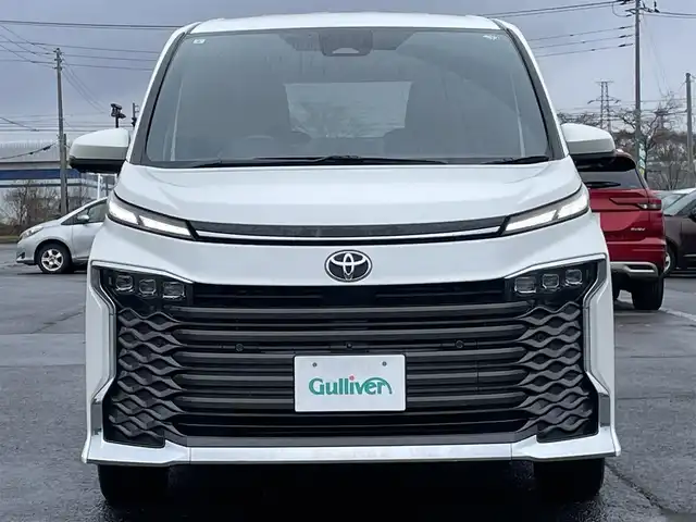 トヨタ ヴォクシー S－Z 道央・札幌 2023(令5)年 6.3万km ホワイトパールクリスタルシャイン ４WD/寒冷地仕様/純正ディスプレイオーディオ（ナビ付）/AM/FM/BT/トヨタセーフティセンス/プリクラッシュセーフティ/横滑り防止装置/レーダークルーズコントロール/レーンキープアシスト/クリアランスソナー/ブラインドスポットモニター/パーキングアシスト/PDA/RCTA/RCD/PKSB/SEA/RSA/AdvancedDrive/LCA/FCTA/パノラミックビューモニター/ビルトインETC/ドライブレコーダー/ECOMODE/ワイパーデアイサー/両側パワースライドドア/パワーバックドア/前席/２列目シートヒーター/ハーフレザーシート/革巻きステアリング/ステアリングリモコン/ハンドルヒーター/電動パーキング/ブレーキホールド/MTモード付AT/プッシュスタート/スマートキー/LEDヘッドライト/オートライト/オートハイビーム/電動格納ミラー/ウィンカーミラー/フロアマット/レンタカー登録