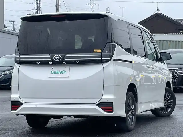 トヨタ ヴォクシー S－Z 道央・札幌 2023(令5)年 6.3万km ホワイトパールクリスタルシャイン ４WD/寒冷地仕様/純正ディスプレイオーディオ（ナビ付）/AM/FM/BT/トヨタセーフティセンス/プリクラッシュセーフティ/横滑り防止装置/レーダークルーズコントロール/レーンキープアシスト/クリアランスソナー/ブラインドスポットモニター/パーキングアシスト/PDA/RCTA/RCD/PKSB/SEA/RSA/AdvancedDrive/LCA/FCTA/パノラミックビューモニター/ビルトインETC/ドライブレコーダー/ECOMODE/ワイパーデアイサー/両側パワースライドドア/パワーバックドア/前席/２列目シートヒーター/ハーフレザーシート/革巻きステアリング/ステアリングリモコン/ハンドルヒーター/電動パーキング/ブレーキホールド/MTモード付AT/プッシュスタート/スマートキー/LEDヘッドライト/オートライト/オートハイビーム/電動格納ミラー/ウィンカーミラー/フロアマット/レンタカー登録