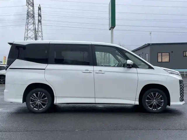 トヨタ ヴォクシー S－Z 道央・札幌 2023(令5)年 6.3万km ホワイトパールクリスタルシャイン ４WD/寒冷地仕様/純正ディスプレイオーディオ（ナビ付）/AM/FM/BT/トヨタセーフティセンス/プリクラッシュセーフティ/横滑り防止装置/レーダークルーズコントロール/レーンキープアシスト/クリアランスソナー/ブラインドスポットモニター/パーキングアシスト/PDA/RCTA/RCD/PKSB/SEA/RSA/AdvancedDrive/LCA/FCTA/パノラミックビューモニター/ビルトインETC/ドライブレコーダー/ECOMODE/ワイパーデアイサー/両側パワースライドドア/パワーバックドア/前席/２列目シートヒーター/ハーフレザーシート/革巻きステアリング/ステアリングリモコン/ハンドルヒーター/電動パーキング/ブレーキホールド/MTモード付AT/プッシュスタート/スマートキー/LEDヘッドライト/オートライト/オートハイビーム/電動格納ミラー/ウィンカーミラー/フロアマット/レンタカー登録