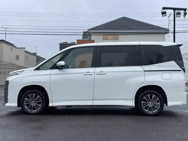 トヨタ ヴォクシー S－Z 道央・札幌 2023(令5)年 6.3万km ホワイトパールクリスタルシャイン ４WD/寒冷地仕様/純正ディスプレイオーディオ（ナビ付）/AM/FM/BT/トヨタセーフティセンス/プリクラッシュセーフティ/横滑り防止装置/レーダークルーズコントロール/レーンキープアシスト/クリアランスソナー/ブラインドスポットモニター/パーキングアシスト/PDA/RCTA/RCD/PKSB/SEA/RSA/AdvancedDrive/LCA/FCTA/パノラミックビューモニター/ビルトインETC/ドライブレコーダー/ECOMODE/ワイパーデアイサー/両側パワースライドドア/パワーバックドア/前席/２列目シートヒーター/ハーフレザーシート/革巻きステアリング/ステアリングリモコン/ハンドルヒーター/電動パーキング/ブレーキホールド/MTモード付AT/プッシュスタート/スマートキー/LEDヘッドライト/オートライト/オートハイビーム/電動格納ミラー/ウィンカーミラー/フロアマット/レンタカー登録