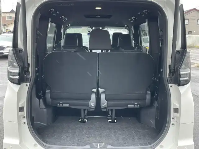 トヨタ ヴォクシー S－Z 道央・札幌 2023(令5)年 6.3万km ホワイトパールクリスタルシャイン ４WD/寒冷地仕様/純正ディスプレイオーディオ（ナビ付）/AM/FM/BT/トヨタセーフティセンス/プリクラッシュセーフティ/横滑り防止装置/レーダークルーズコントロール/レーンキープアシスト/クリアランスソナー/ブラインドスポットモニター/パーキングアシスト/PDA/RCTA/RCD/PKSB/SEA/RSA/AdvancedDrive/LCA/FCTA/パノラミックビューモニター/ビルトインETC/ドライブレコーダー/ECOMODE/ワイパーデアイサー/両側パワースライドドア/パワーバックドア/前席/２列目シートヒーター/ハーフレザーシート/革巻きステアリング/ステアリングリモコン/ハンドルヒーター/電動パーキング/ブレーキホールド/MTモード付AT/プッシュスタート/スマートキー/LEDヘッドライト/オートライト/オートハイビーム/電動格納ミラー/ウィンカーミラー/フロアマット/レンタカー登録