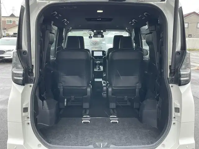 トヨタ ヴォクシー S－Z 道央・札幌 2023(令5)年 6.3万km ホワイトパールクリスタルシャイン ４WD/寒冷地仕様/純正ディスプレイオーディオ（ナビ付）/AM/FM/BT/トヨタセーフティセンス/プリクラッシュセーフティ/横滑り防止装置/レーダークルーズコントロール/レーンキープアシスト/クリアランスソナー/ブラインドスポットモニター/パーキングアシスト/PDA/RCTA/RCD/PKSB/SEA/RSA/AdvancedDrive/LCA/FCTA/パノラミックビューモニター/ビルトインETC/ドライブレコーダー/ECOMODE/ワイパーデアイサー/両側パワースライドドア/パワーバックドア/前席/２列目シートヒーター/ハーフレザーシート/革巻きステアリング/ステアリングリモコン/ハンドルヒーター/電動パーキング/ブレーキホールド/MTモード付AT/プッシュスタート/スマートキー/LEDヘッドライト/オートライト/オートハイビーム/電動格納ミラー/ウィンカーミラー/フロアマット/レンタカー登録